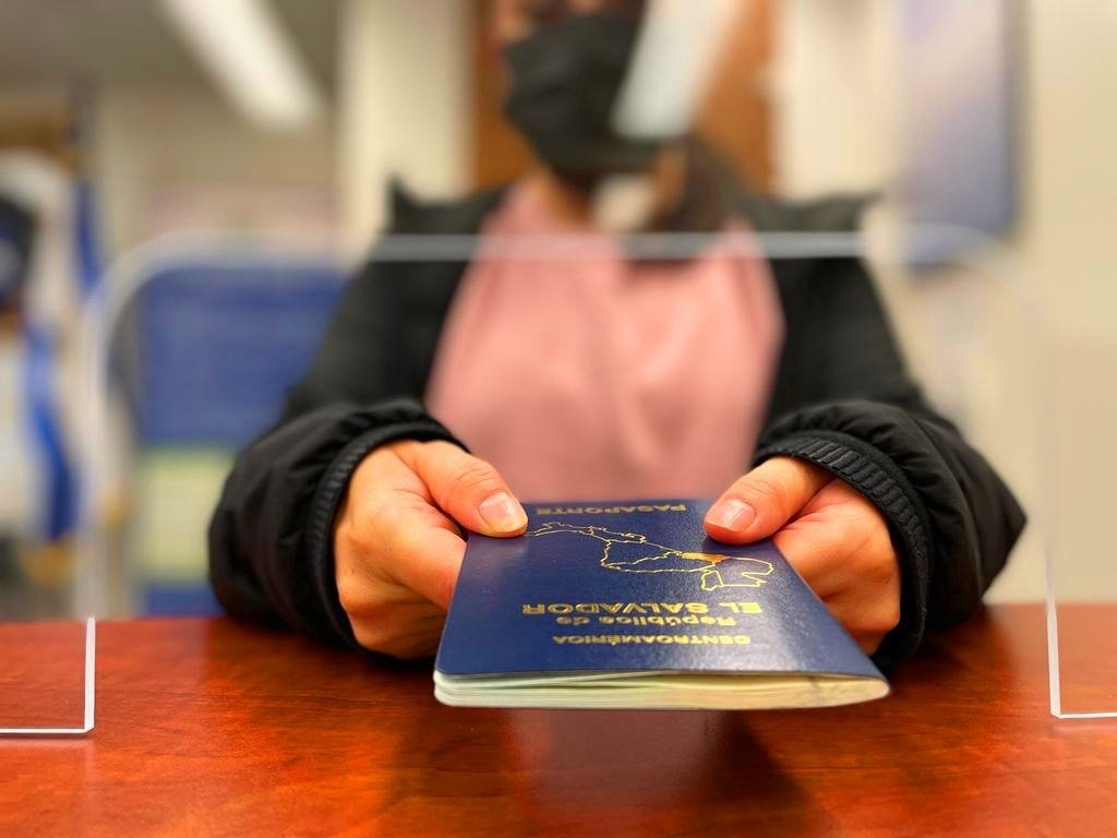 emision-de-pasaportes-sube-33-en-red-consular-de-el-salvador-tras-horarios-extendidos